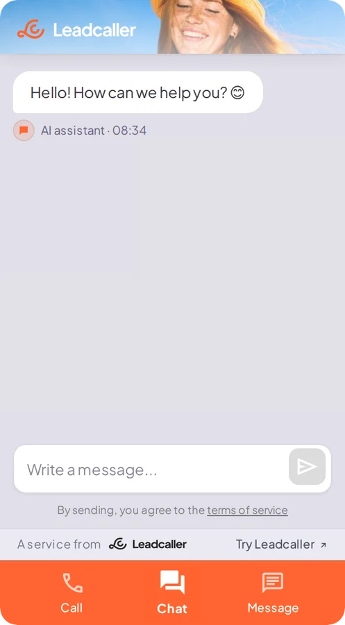 The widget in chat mode: a first reply from Leadcaller and a field for typing a question.