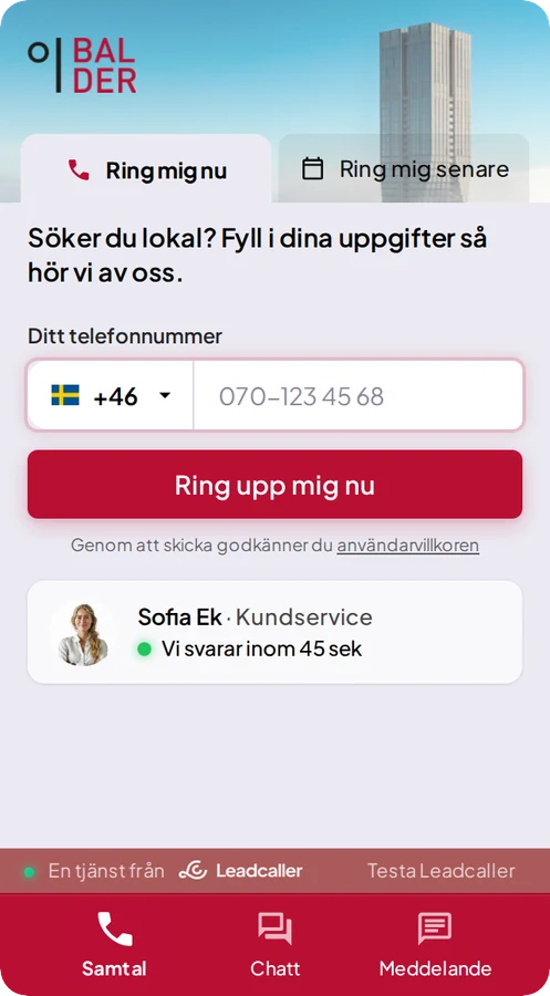 Samma vy i en kunds färger med vinröd knapp och stadsbild i huvudet.